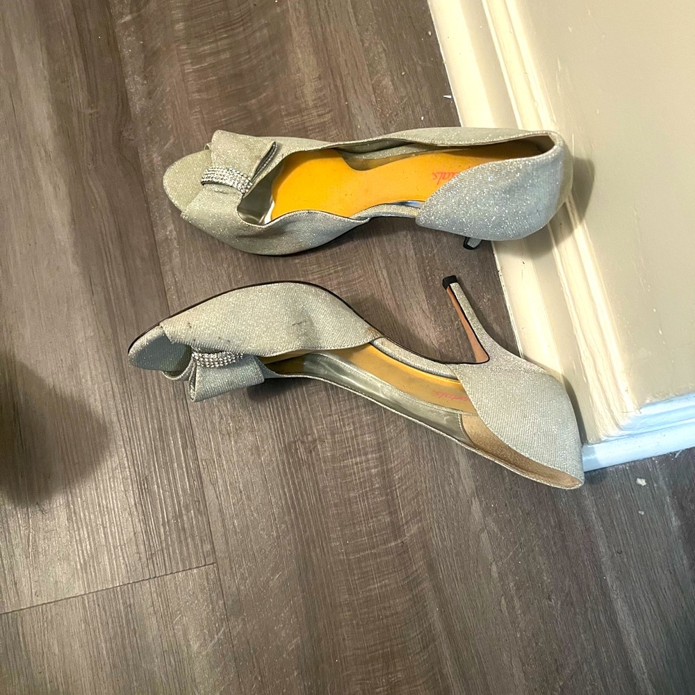 Size 11 peep toe bow glistening silver heels